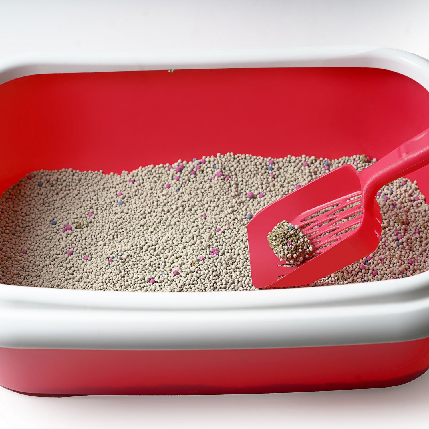 Happy Puss clumping cat litter box with premium bentonite litter, designed for strong odor control, fast clumping, and easy cleaning for cats in UAE homes